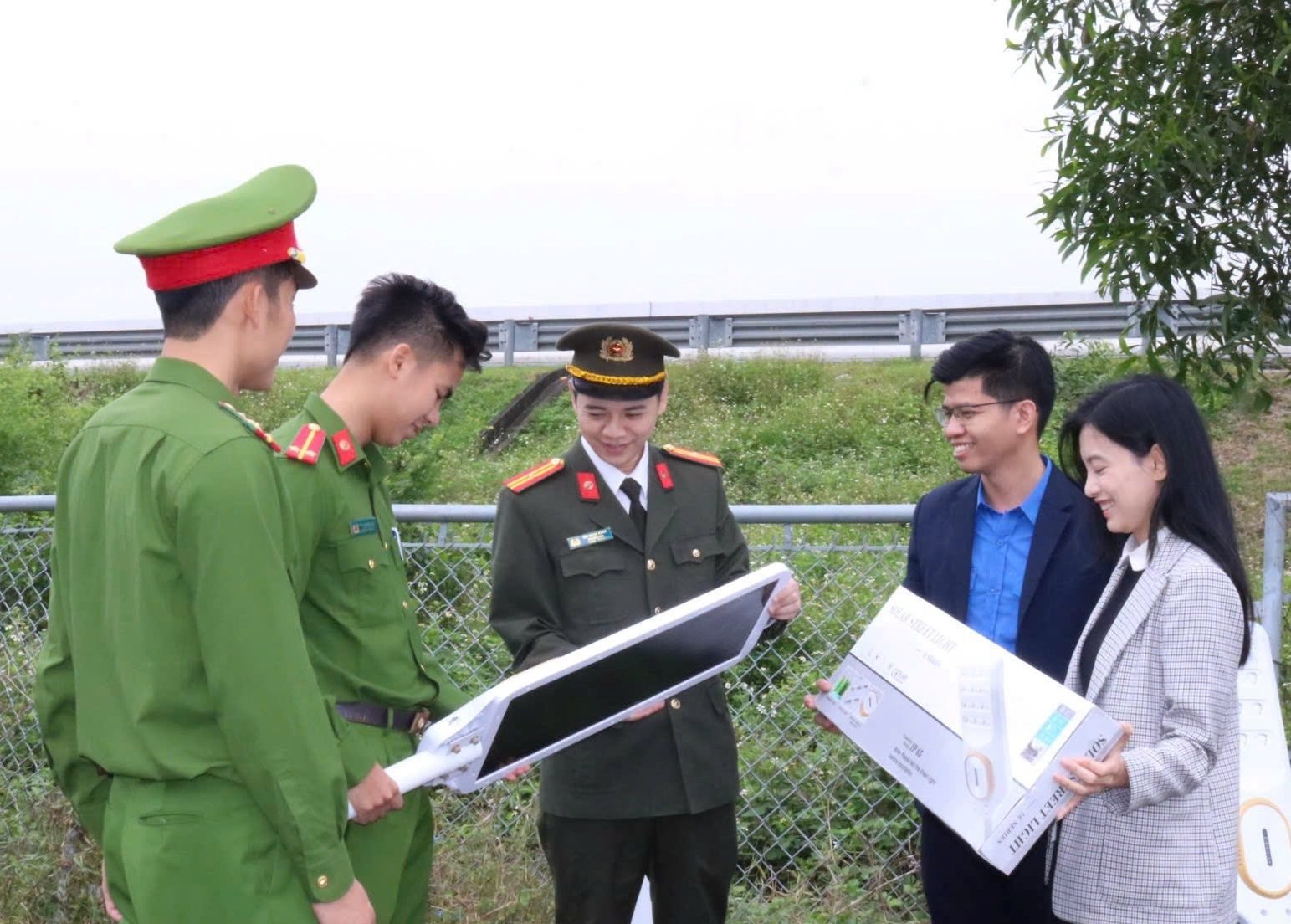 Tuổi trẻ Công an phối hợp trao tặng công trình 'Ánh sáng an ninh' tại xã Kiến Thuỵ